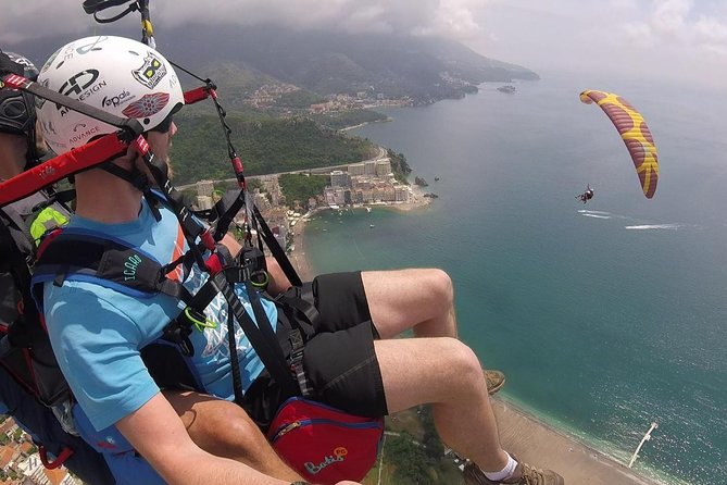 Tandem paragliding in Budva /All-inclusive - What the private format changes